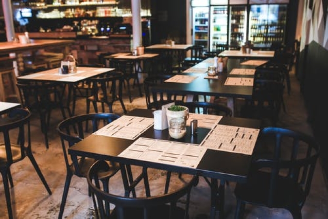El gobierno catalán cierra los bares y los restaurantes y limita las actividades comerciales.